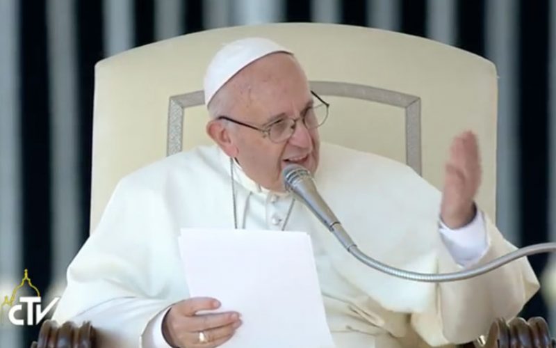Папата: Да гледаме со доверба и надеж во иднината