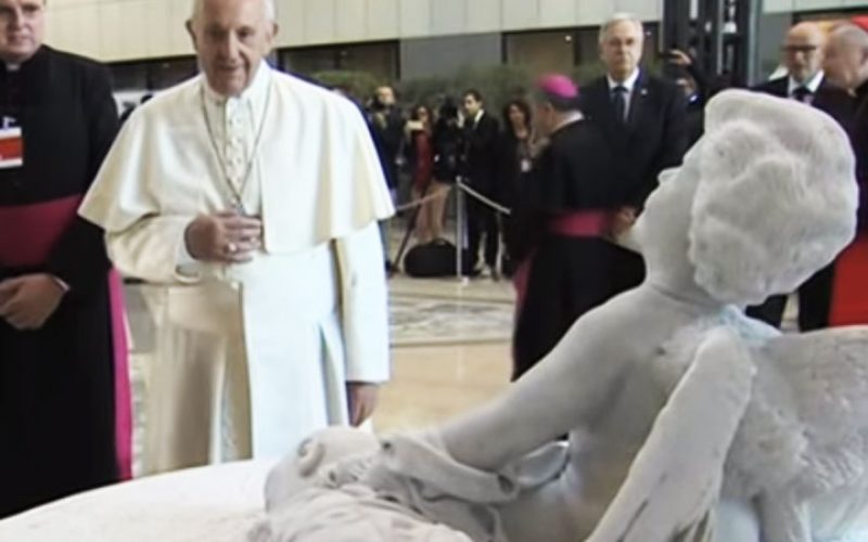 Папата на ФАО подари склуптура со малиот Ајлан