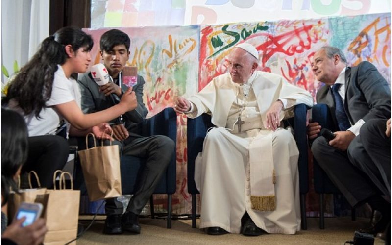 Папата го посети римското претставништво на Scholas Occurrentes