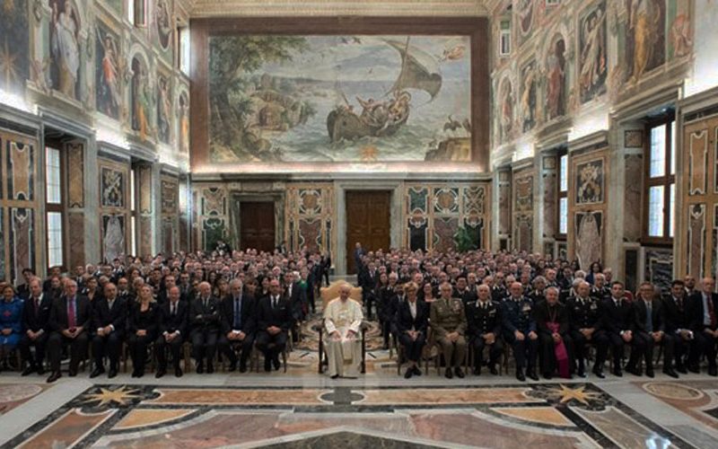 Папата инсистира да се штити човековото достоинство