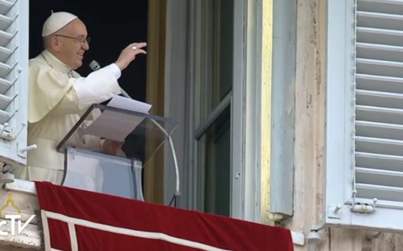 Папата: Божјиот сон за нас е да Го љубиме Него и ближниот