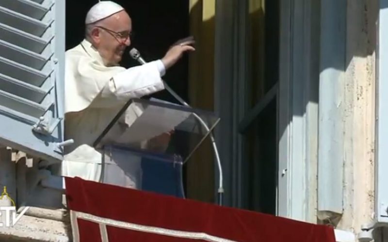 Папата: Да се биде свет е целта на нашиот живот