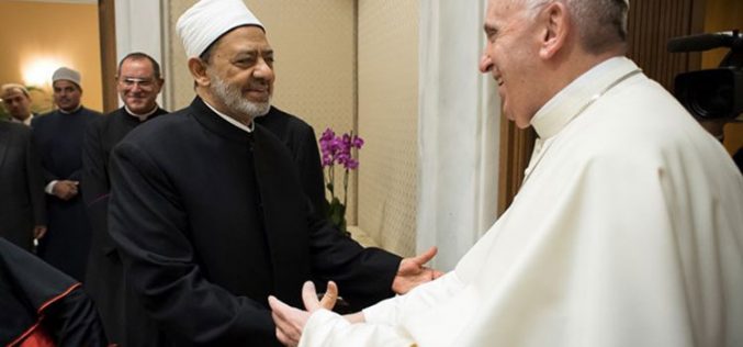 Папата Фрањо го прими големиот имам на Ал-Азхар
