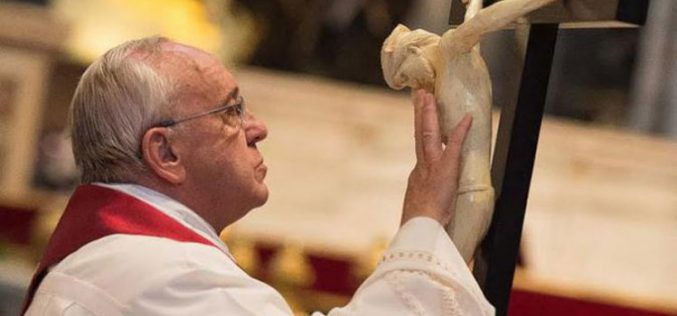 Молитвата на папата Фрањо пред неговото ракополагање