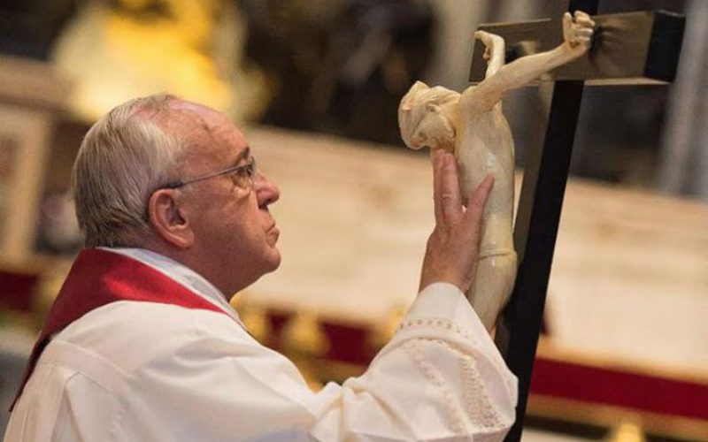 Молитвата на папата Фрањо пред неговото ракополагање