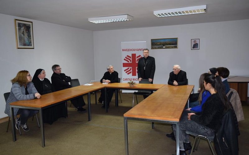 Претседателот на Македонски Каритас се сретна со вработените