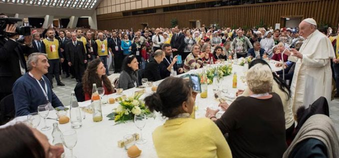 Папата ручеше со 1500 сиромашни и луѓе во потреба