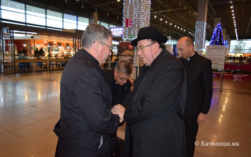Кардиналот Пулиќ ги посети монашки заедници во Скопје
