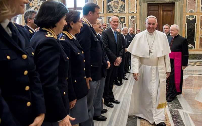 Папата се обрати на италијанската сообраќајна и железничка полиција