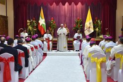 Папата: Првата задача на епископот е молитвата