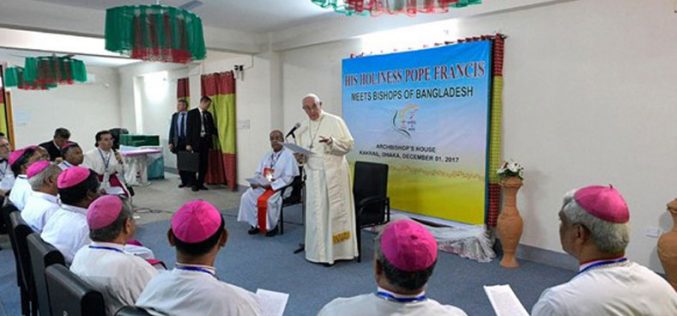 Папата се сретна со епископите од Бангладеш
