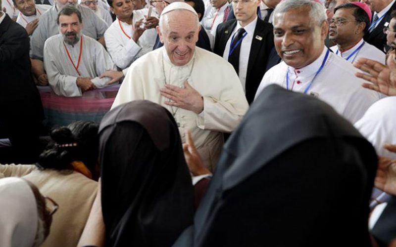 Папата во Бангладеш се сретна со свештениците и монашките заедници