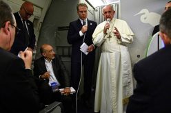 На враќање од Бангладеш Папата одржа прес конференција во авионот