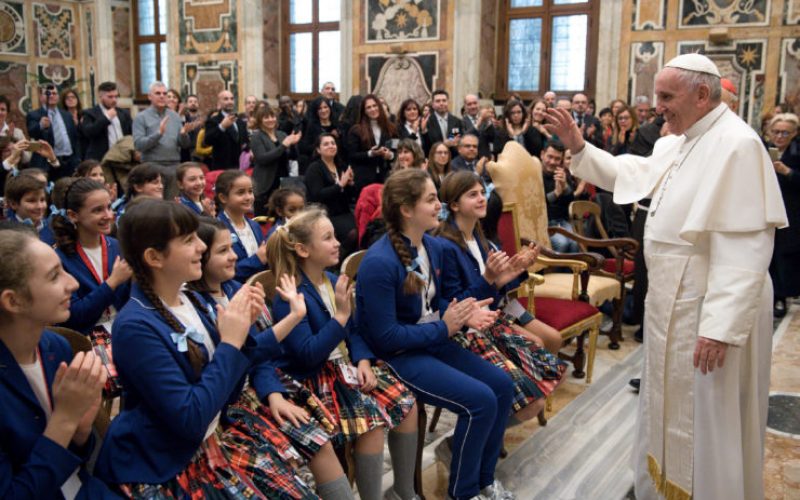 Папата до малите хористи: Со пеењето пренесувате смиреност