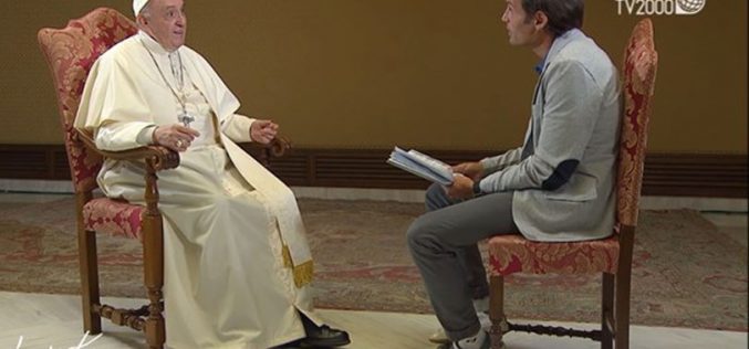 Папата предупреди на опасноста од комуникација со сатаната