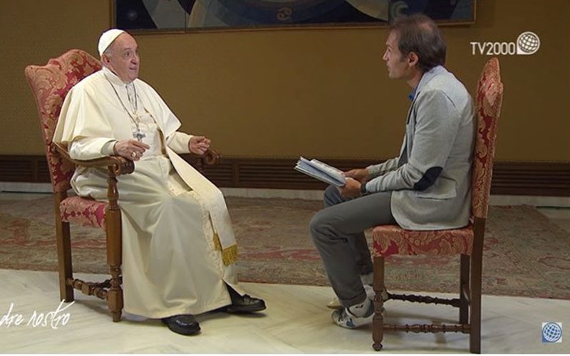 Папата предупреди на опасноста од комуникација со сатаната