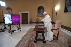 Папата одговараше на прашања на студенти од Јапонија