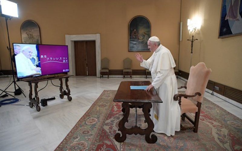 Папата одговараше на прашања на студенти од Јапонија