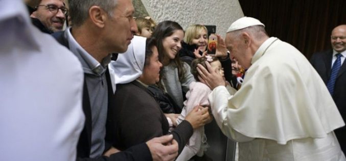 Папата: Никогаш не се карајте пред децата