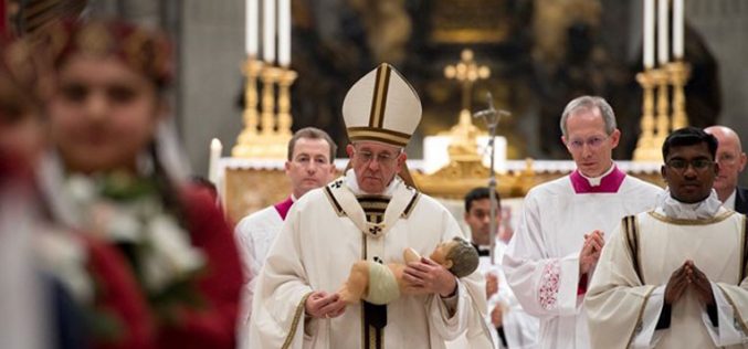 Папата: Плачот на Младенецот нека ја разбуди нашата рамнодушност