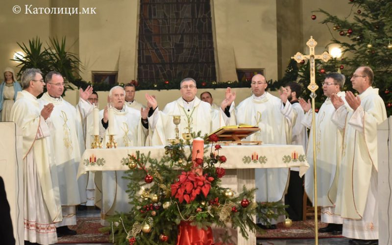 Бискупот Стојанов служеше полноќна Миса во Скопската катедрала