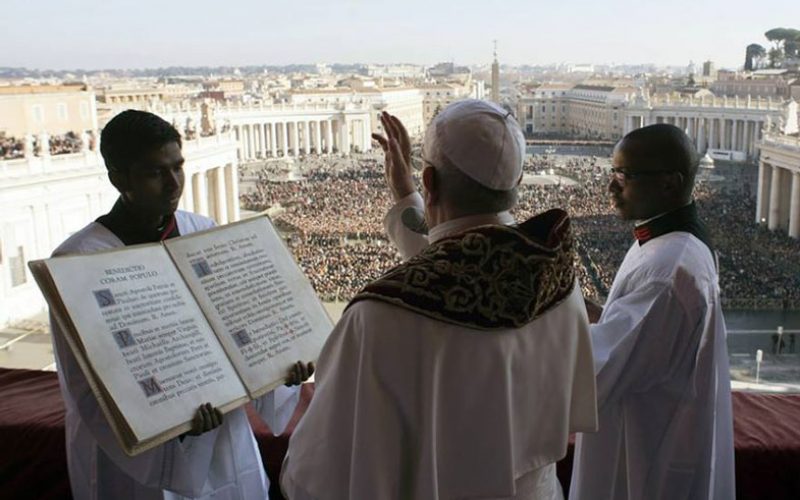 Папата упати порака (URBI ET ORBI) до градот и светот