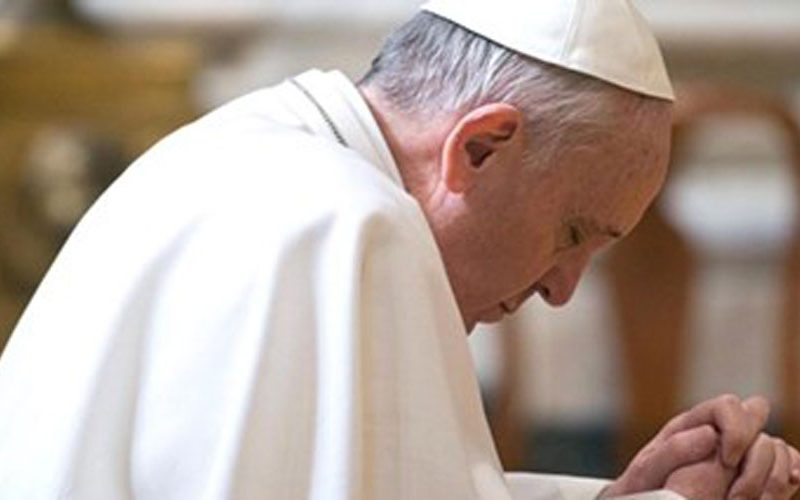 Папата на Твитер повика на молитва за прогонетите христијани