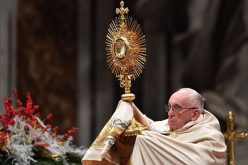 Папата ја предводеше Вечерната молитва и Te Deum