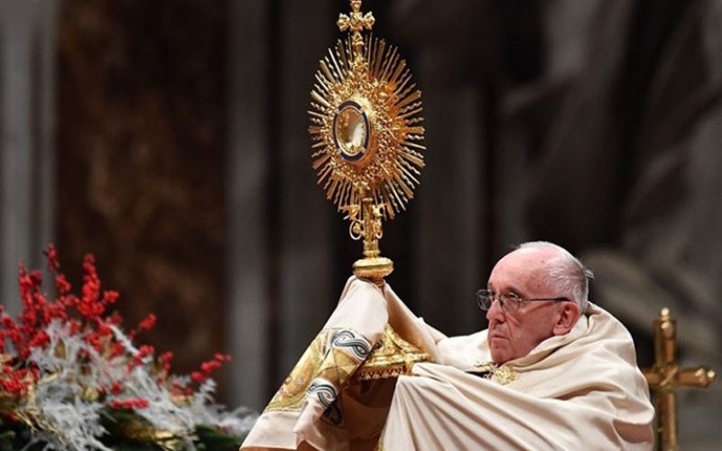 Папата ја предводеше Вечерната молитва и Te Deum