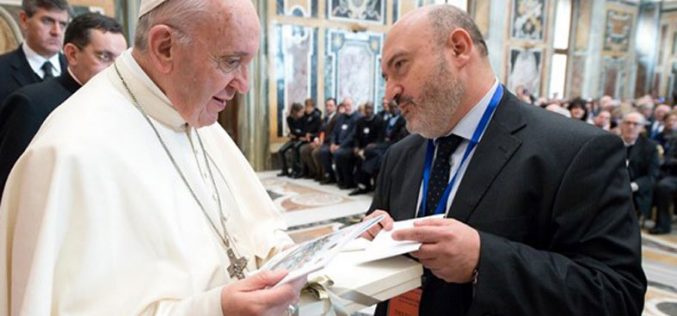 Папата: Да се обнови пактот помеѓу училиштето и семејството