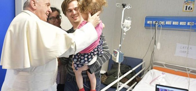Папата Фрањо ненадејно ја посети болницата „Бамбино Џезу“