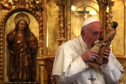 Папата се молеше пред моштите на перуанските светци