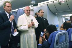 Конференција за печат на Папата на летот од Перу кон Рим