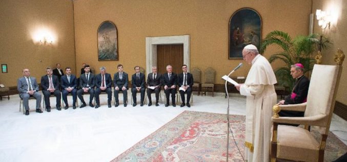 Папата се сретна со мала група Језиди