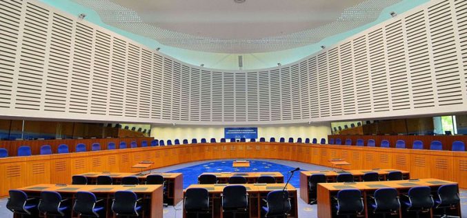 Литванските судови ја забранија употребата на навредливите плакати, судот во Стразбург ја укина одлуката