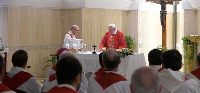 Папата: Да се поклонуваме на Бог во тишина