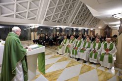 Папата: Грешникот може да стане светец, но расипаниот не