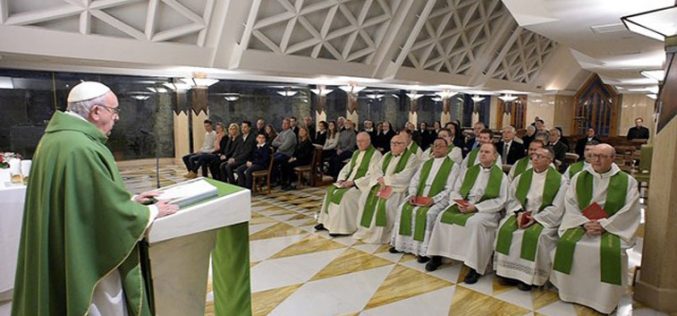Папата: Грешникот може да стане светец, но расипаниот не