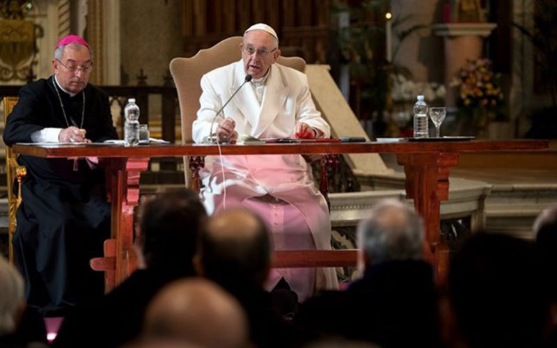 Папата до паросите: Бидете близу до народот и слушајте го