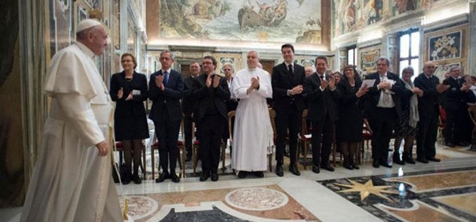Папата се сретна со членови на здружението Pro Petri Sede
