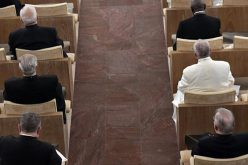 Папата пристигна во Аричи на духовни вежби