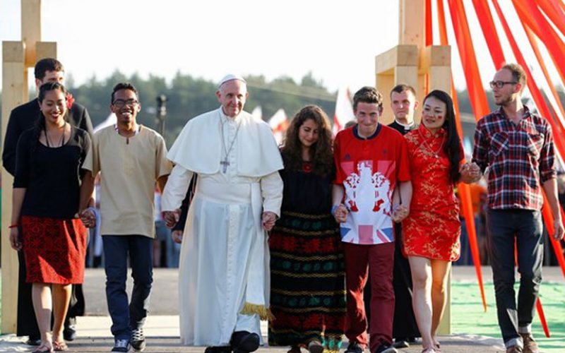 Папата до младите: Не се сокривајте зад екраните