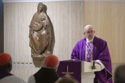 Папата: Бог секогаш бара начин како да дојде до нашето срце