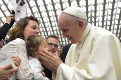 Папата го поттикна медицинскиот персонал да ги допира болните, како што правел Исус