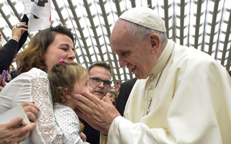 Папата го поттикна медицинскиот персонал да ги допира болните, како што правел Исус
