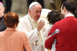 Папата упати Твитер порака до татковците