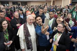 Папата на Твитер: Драги млади бидете оружје на мирот и радоста