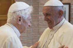 Папата се сретна со почесниот папа Бенедикт XVI