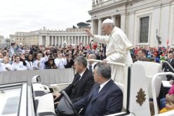 Папата: Крштението е вратата за христијанскиот живот