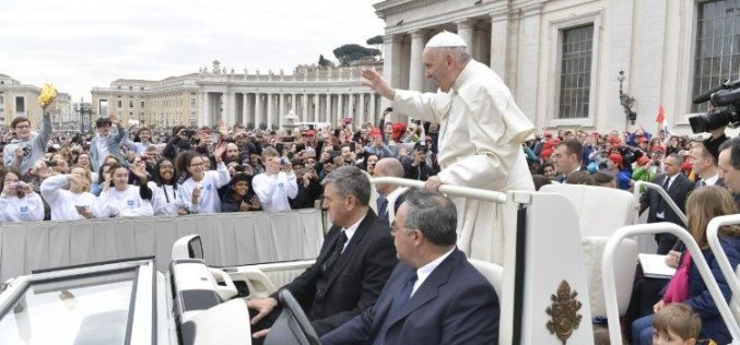 Папата: Крштението е вратата за христијанскиот живот